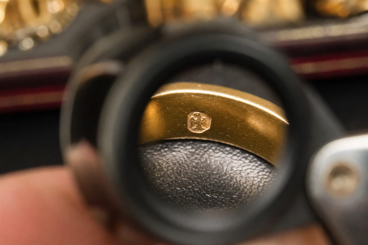 Loupe d'orfèvre sur un poinçon tête d'aigle
